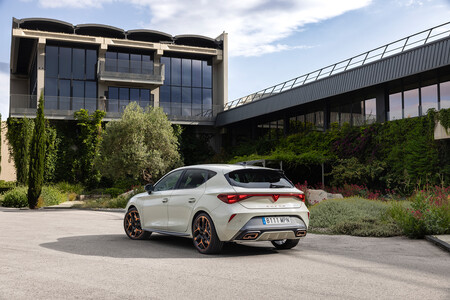 Cupra Leon Hybrid 2025