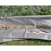 Nem satélites, nem radares caríssimos: menino de seis anos supera a ciência e encontra espada milenar da Era Viking na Noruega 