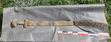 Nem satélites, nem radares caríssimos: menino de seis anos supera a ciência e encontra espada milenar da Era Viking na Noruega 