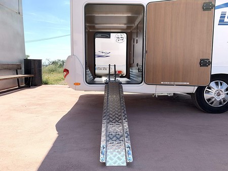 La moto como accesorio de autocaravanas y furgonetas camper: todo lo que debes saber
