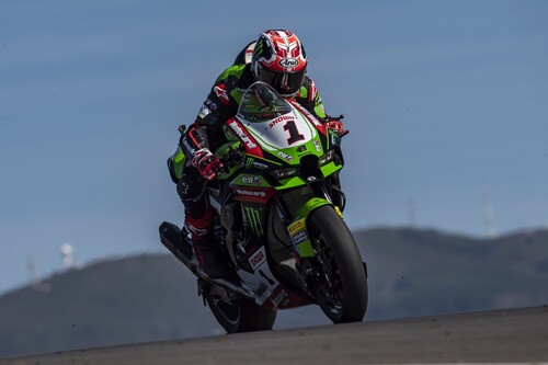 Jonathan Rea se redime y reactiva el mundial de Superbikes tras una extraña caída de Toprak Razgatlioglu