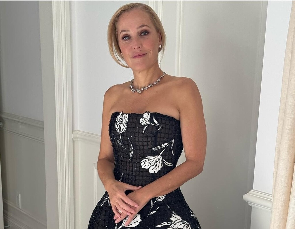 Gillian Anderson (56 años): "En mis redes a menudo voy con ropa normal y sin maquillaje. Las mujeres deben ver todas nuestras versiones, no solo la de la alfombra roja"