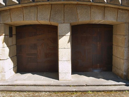 Detalle De Las Puertas Disenadas Por Eduardo Chillida C Arantzazu