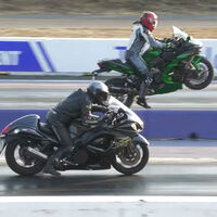 Así se merienda una Suzuki Hayabusa a una Kawasaki Ninja H2 en una drag race. El vídeo no tiene desperdicio