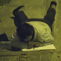 Un niño de 12 años hace sus deberes a la luz de una farola porque en su casa no hay luz: un ejemplo de superación