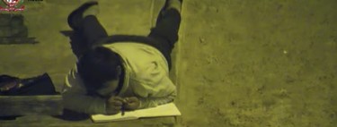 Un niño de 12 años hace sus deberes a la luz de una farola porque en su casa no hay luz: un ejemplo de superación