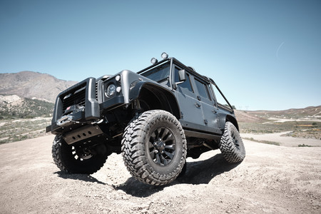 Land Rover Himalaya Spectre Defender: el 4x4 que te convertirá en el supervillano de Bond