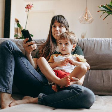 Que tu hijo quiera ver la misma película constantemente tiene una explicación psicológica que afecta a su desarrollo