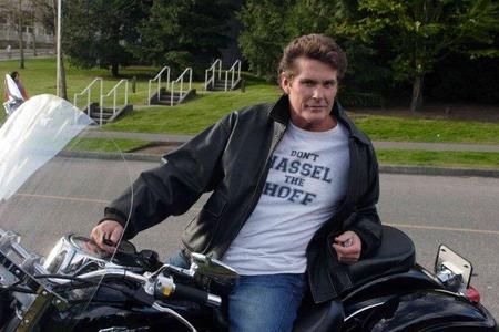 David Hasselhoff es todo un macho ibérico y tiene una novia en cada puerto