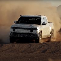 ¡Bestial! La pick-up eléctrica Rivian R1T demuestra sus dotes off-road derrapando y 'escalando' en su Dakar particular