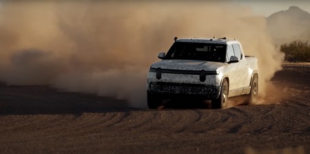 ¡Bestial! La pick-up eléctrica Rivian R1T demuestra sus dotes off-road derrapando y 'escalando' en su Dakar particular
