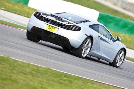 Prueba de aceleración: McLaren MP4-12C vs Ferrari 458 Italia vs Porsche 997 Turbo. ¿Quién ganará?