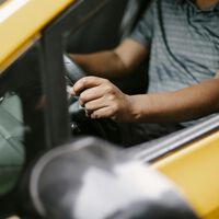 Cómo usar una cámara de vigilancia en un coche aparcado, protegerlo frente a robos y golpes y enterarte al instante