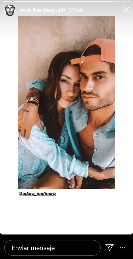 Adara Molinero y Rodri Fuertes celebran su primera 'fotounión' en Ibiza y AliExpress aprovecha el tirón de su exuberante bañador