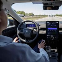 Las marcas de coches quieren que conduzcamos cada vez menos. Los Ford también han aprendido a cambiar de carril solos 