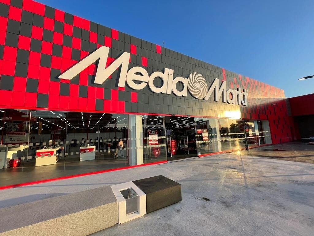 MediaMarkt vuelve a la carga desplomando el precio (aún más) de estas Smart TVs en su Semana Web: paneles OLED y mucho más