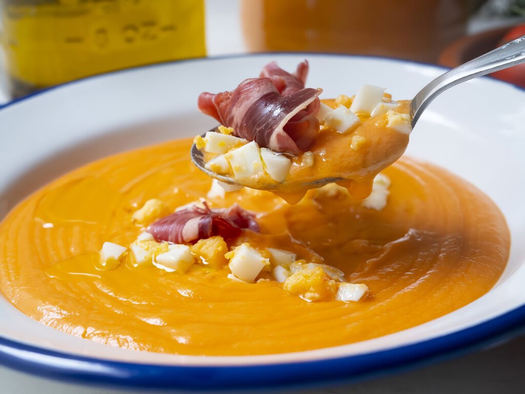 El mejor y más auténtico salmorejo se hace con pan cordobés, pero hay un truco científico para que te salga igual de cremoso