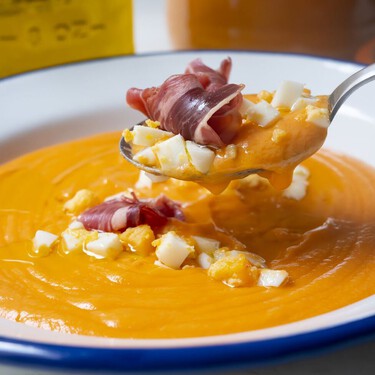 El mejor y más auténtico salmorejo se hace con pan cordobés, pero hay un truco científico para que te salga igual de cremoso 