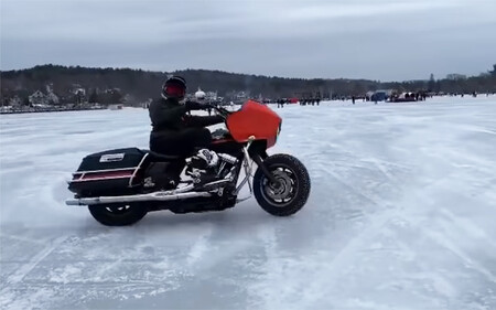 ¡Admirable! Derrapar con una Harley-Davidson sobre un lago de hielo y no romper nada en el intento es posible