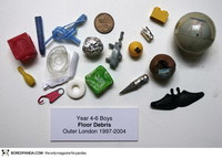 Un maestro británico expone todos los objetos que han sido confiscados a alumnos a lo largo de los últimos 15 años