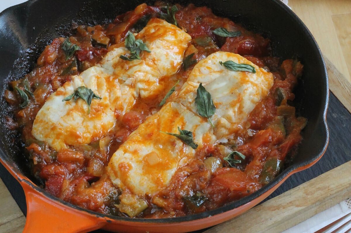 Merluza a la jardinera de pisto, una receta fácil para toda la familia