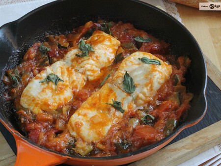 Merluza a la jardinera de pisto, una receta fácil para toda la familia