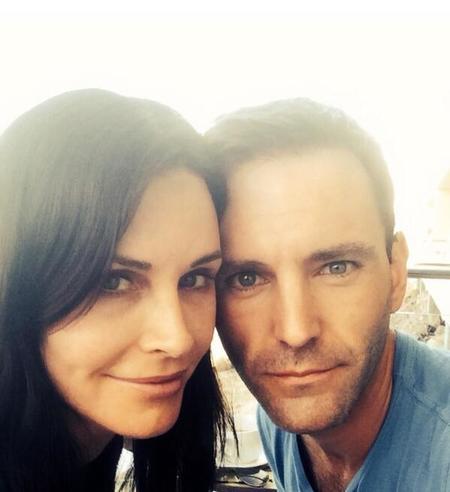 Ay, que se nos ha comprometido Courtney Cox