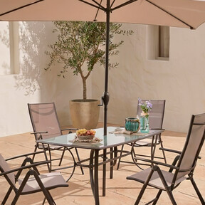 Carrefour deja por 50 euros menos un set de sillas y mesa con sombrilla a juego ideal para vestir la terraza o el jardín