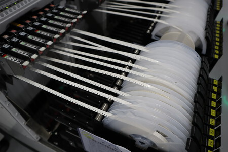 Bobinas de componentes que se ensamblarán en la placa base | Imagen: Xataka