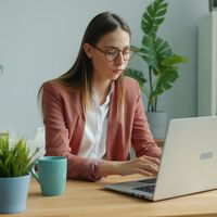 La Gen Z se rebela contra los jefes que se organizan mal y luego meten prisa: "es un proyecto de marketing no un caso de vida o muerte"