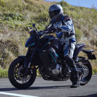 Una Yamaha MT-09 PHEV. El último invento revolucionario japonés es una naked híbrida enchufable, y tiene lo mejor de las de gasolina y eléctricas