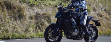 Una Yamaha MT-09 PHEV. El último invento revolucionario japonés es una naked híbrida enchufable, y tiene lo mejor de las de gasolina y eléctricas