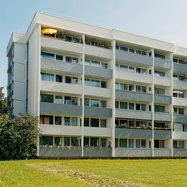 Esto es lo que tienes que hacer si un vecino cierra la terraza de su vivienda, según la Ley de Propiedad Horizontal 