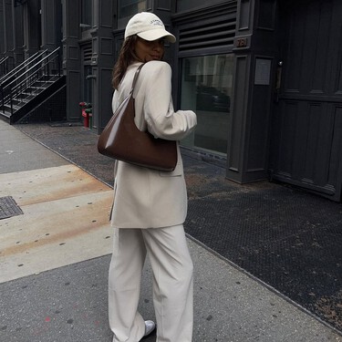 Los pantalones holgados de Lululemon azul cielo perfectos para olas de calor, que llevarás con bolsos marrón chocolate  