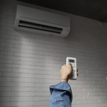Dejar el aire acondicionado todo el día funcionando o apagar y volver a encenderlo: ¿qué ahorra más? 