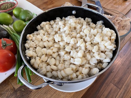 Cómo hacer que el maíz pozolero no se bata al cocinarlo: los trucos para que floree y quede como de restaurante