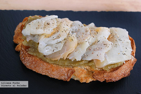 Tosta de paté de berenjena con bacalao ahumado. Receta de Semana Santa