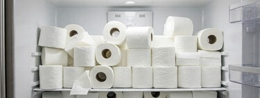 Meter papel higiénico en el frigorífico parece una idea absurda. Esto es lo que sabemos sobre sus ventajas