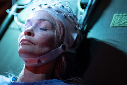 Se ve como un juego cutre e, irónicamente, es lo mejor que puedo decir de este fiasco de ciencia ficción de un director que a todos nos gustaba