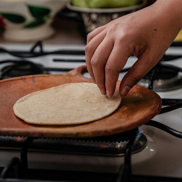 ¿Es bueno o no calentar las tortillas directo en la flama? Esto es lo que indica un experto