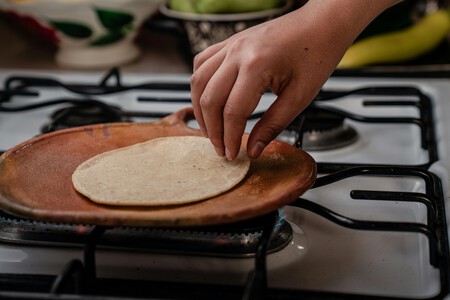 ¿Es bueno o no calentar las tortillas directo en la flama? Esto es lo que indica un experto