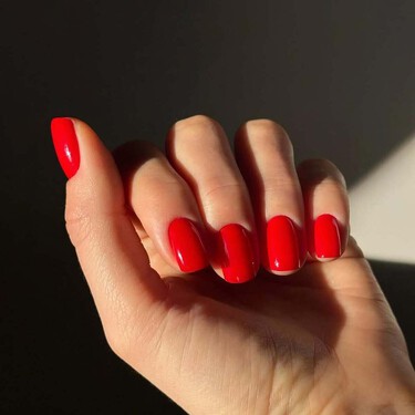 Tres esmaltes de uñas baratos y buenos que hacen que las manos se vean muy elegantes