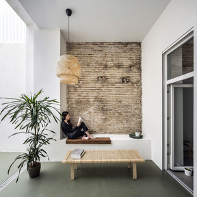 Era una casa tradicional en la playa de la Malvarrosa de Valencia que pedía a gritos una reforma: ahora es una vivienda moderna que respeta el pasado