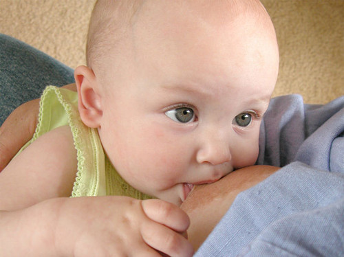 Necesitamos médicos que sepan de lactancia: por una mastitis mal tratada le extrajeron medio litro de pus del pecho