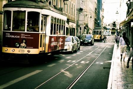 Tres tarjetas para ahorrar en tu viaje a Lisboa: transporte, entradas, restaurantes y compras.