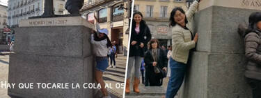 La gente ha empezado a hacer fila para tocarle el culo a la estatua del oso de Madrid. Tiene tan poco sentido como parece
