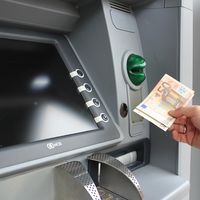 Fusión de Servired, 4B y Euro 6000: así será el monopolio de los cajeros automáticos