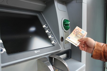 Fusión de Servired, 4B y Euro 6000: así será el monopolio de los cajeros automáticos