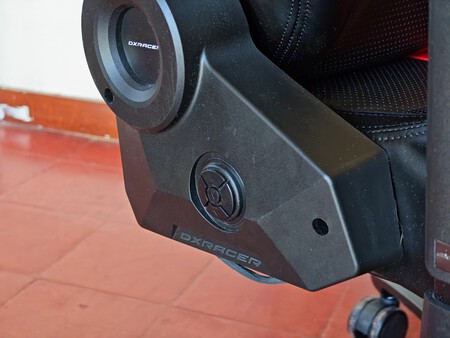 Cruceta derecha para ajustar el soporte lumbar | Imagen: Xataka