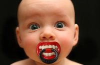 Chupete de vampiro para disfrazar a tu bebé en Halloween